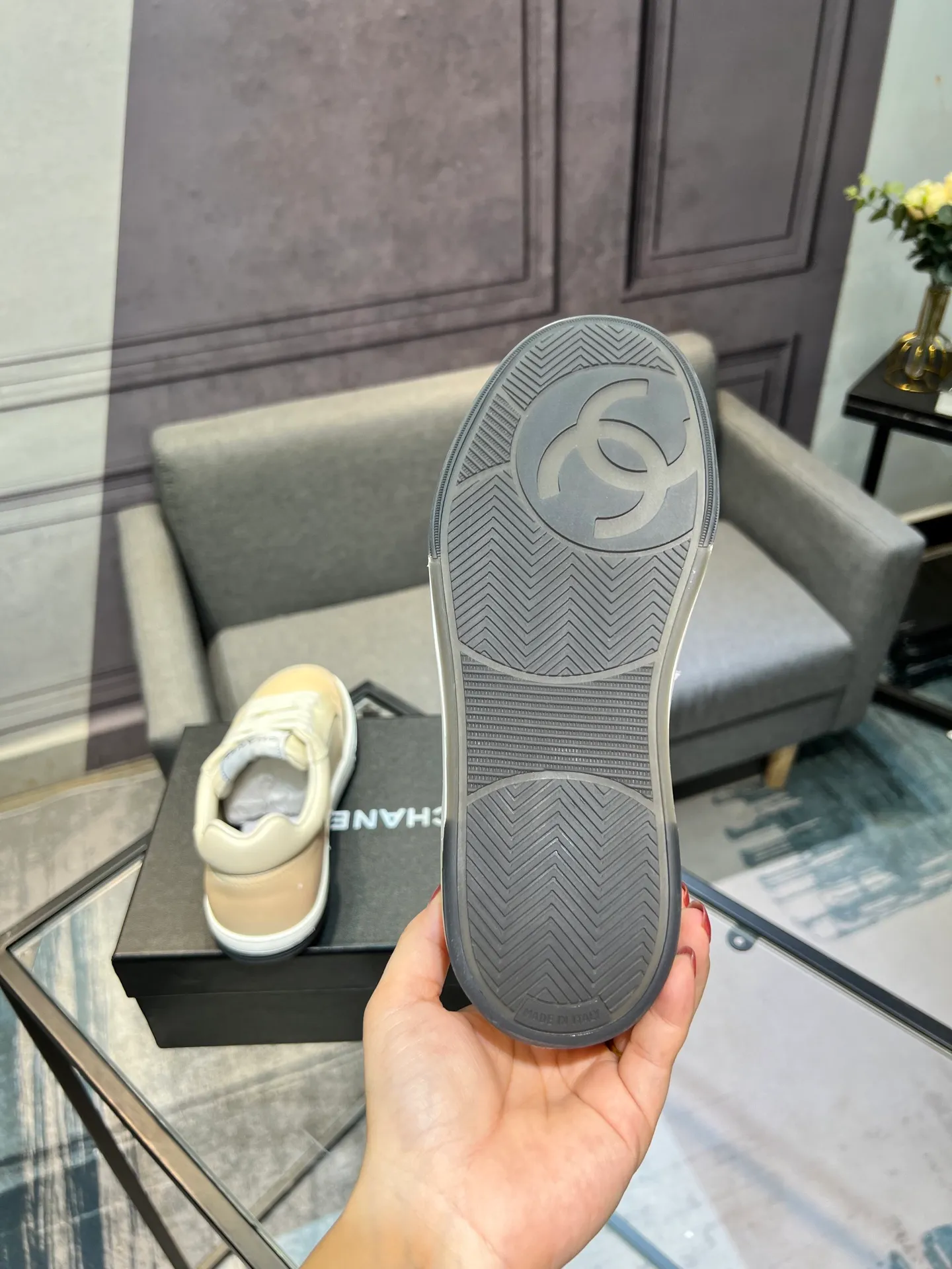 Men's men's shoes💰660 Exclusive real shots (top version) CHANEL Chanel's new panda sneakers Panda shoes Chanel 2025ss color matching thick-soled casual sports shoes sneakers Counter synchronization The counter is very popular Very difficult to buy a shoe The most popular thick-soled panda shoes on the Internet It is obvious that Xiaoxiang control cannot miss it Simple and versatile white shoes that have both good looks and comfort Thick sole increases height, is super versatile and can be worn with eyes closed😍 Whoever wears it will look better. Upper: calfskin. Lining: imported sheepskin lining. Outsole: TPU original outsole. Size: 35-44 (41 for women, 40 for men, custom made).